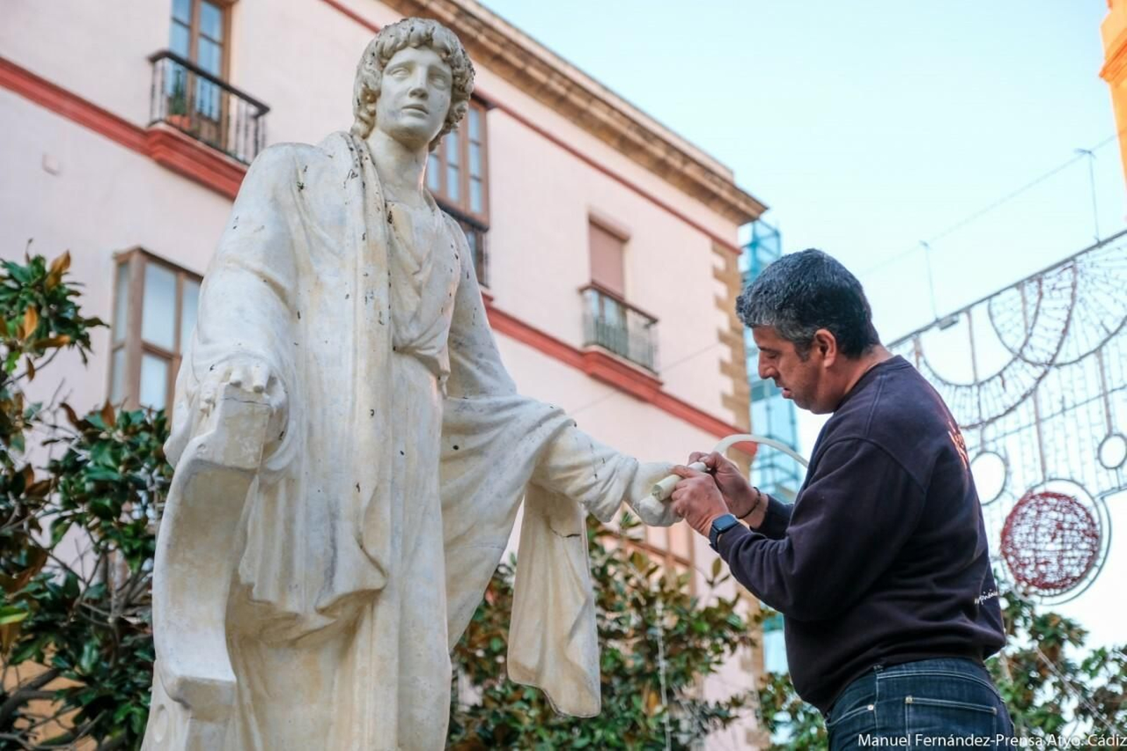 Reposición de la hoz en la estatua de Columela ubicada en la plaza de la Flores.