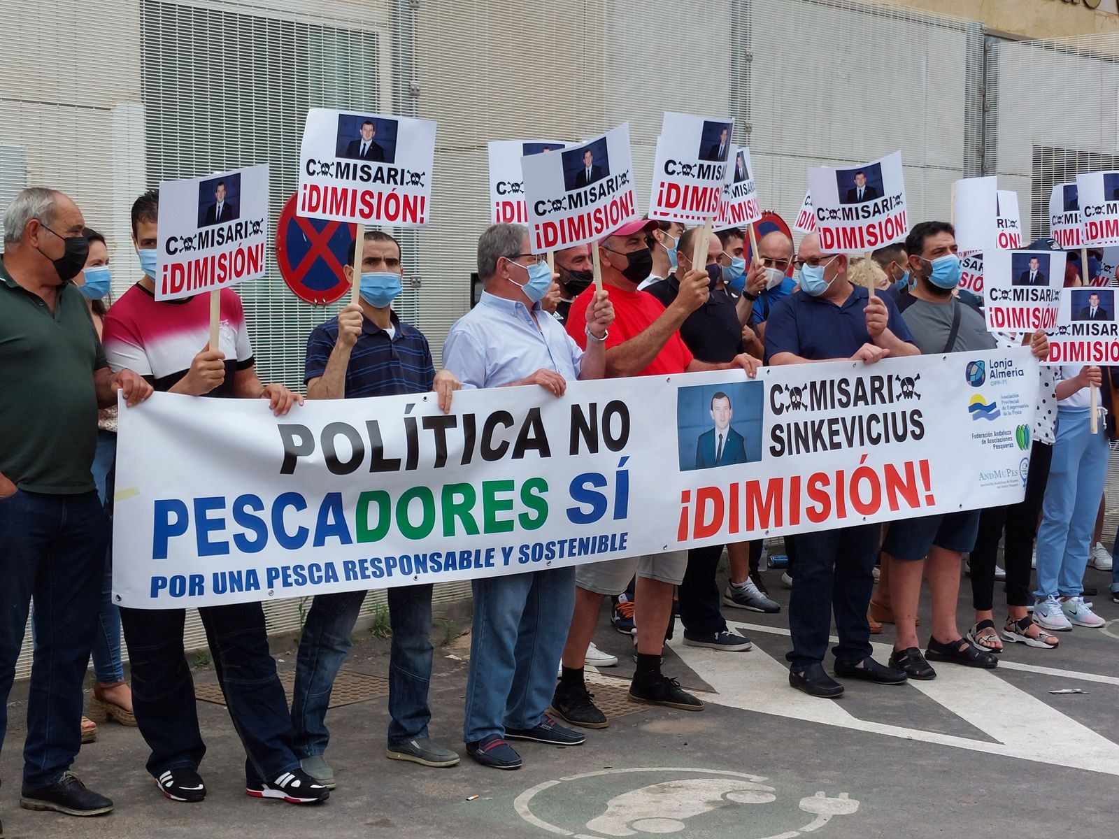 Protesta de los pescadores contra Sinkevicius en el Puerto de Almería.
