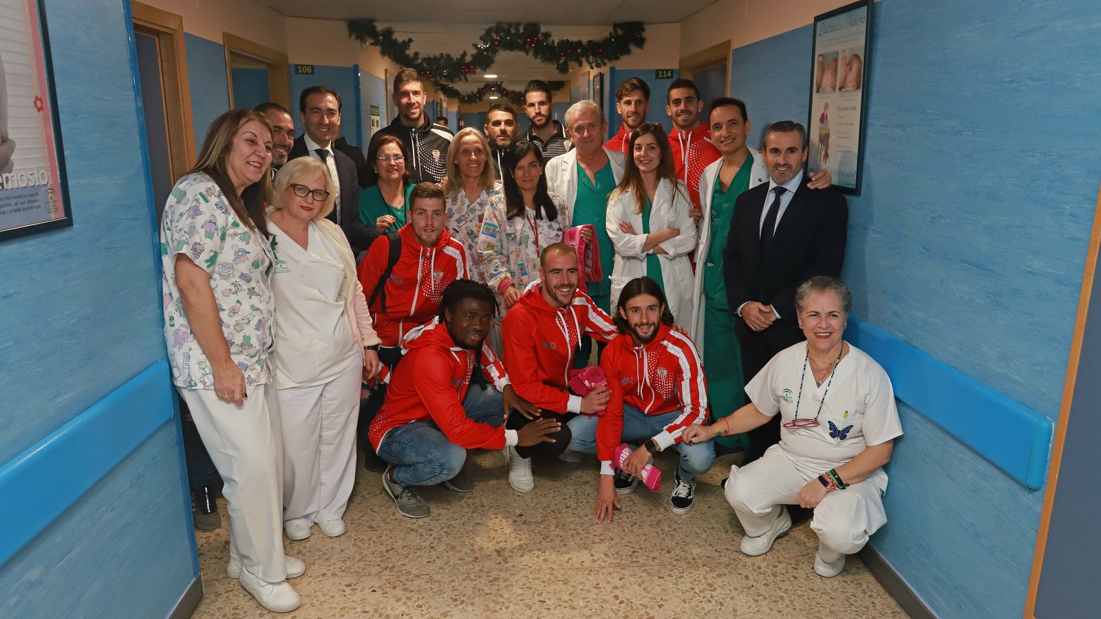 Visita de los jugadores del Algeciras CF al hospital Punta Europa