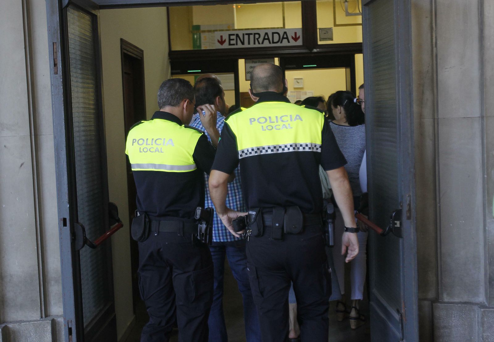 Dos agentes de la Policía Local.