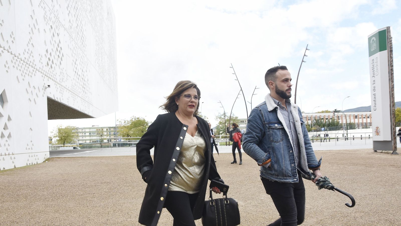 Ángeles Muñoz y Cristian Menacho a su salida de la Ciudad de la Justicia.