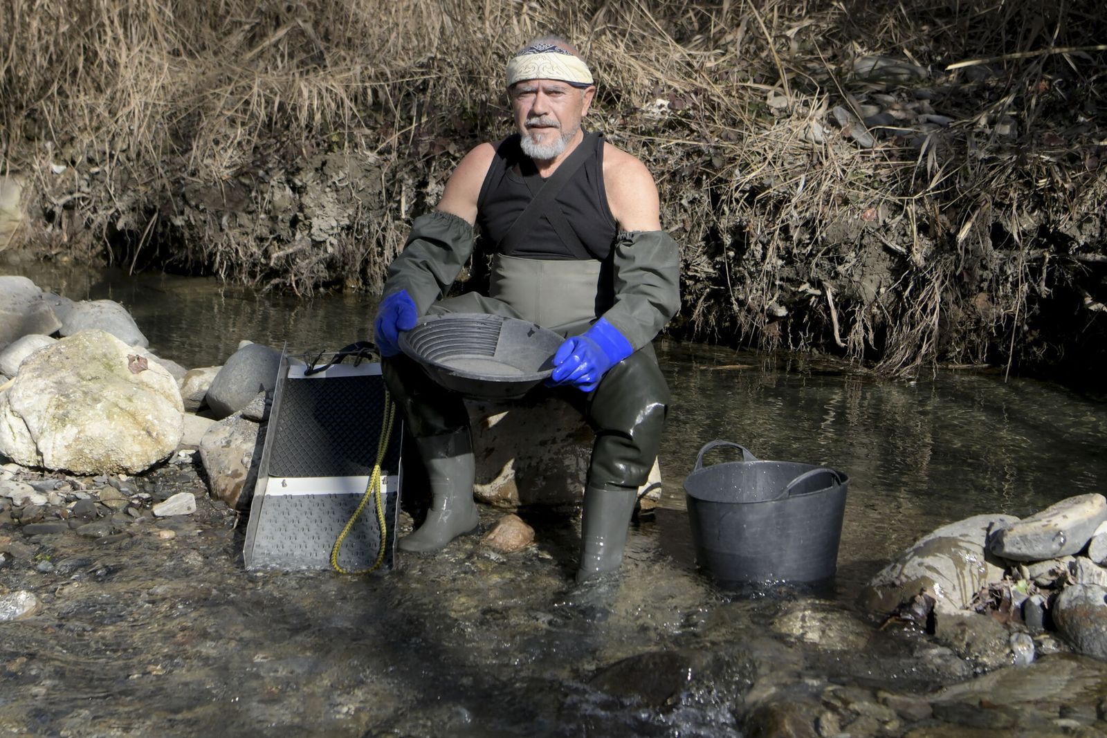 Así es el trabajo de Fernando Díaz, el buscador del 'oro olvidado' del río Genil