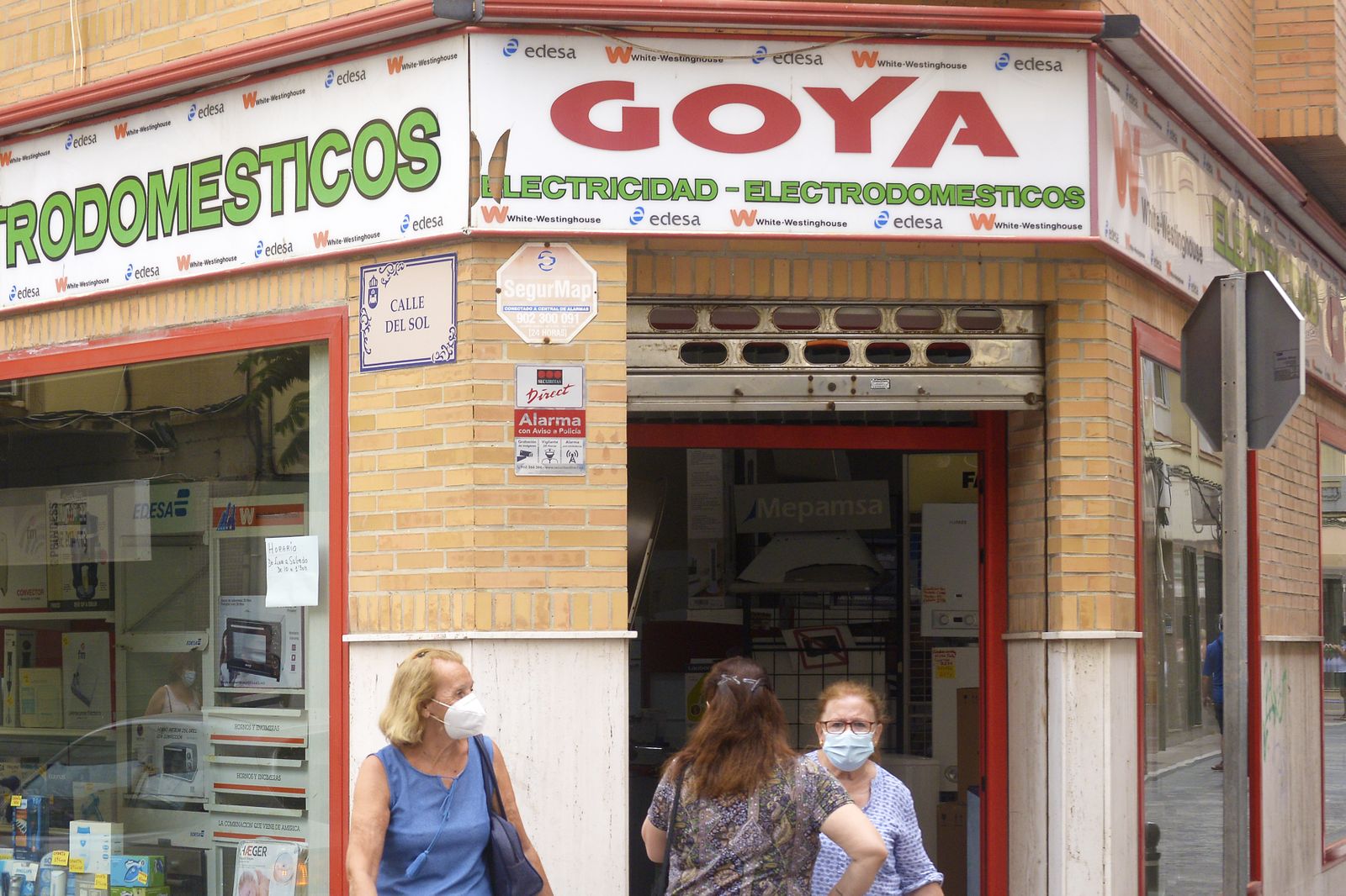 Imágenes del primer día de obligatoriedad de las mascarillas en La Linea.