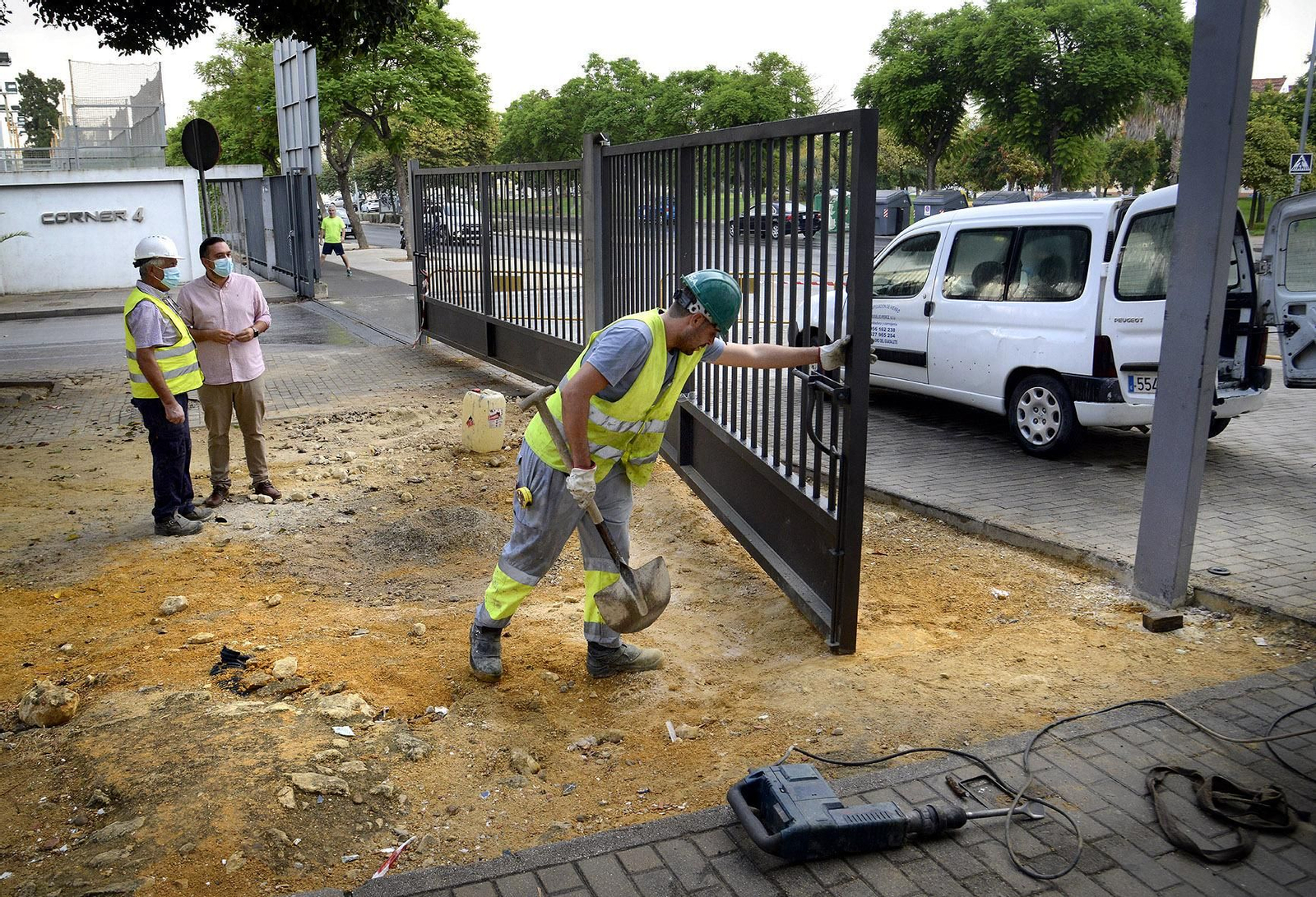 El delegado Jesús Alba supervisa la colocación de una de las puertas.