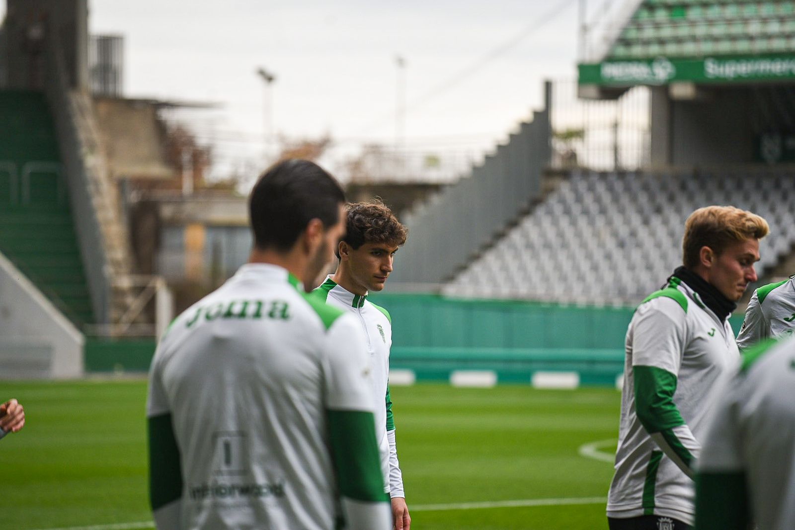 El Córdoba CF se deja querer por su afición en el Día de Año Nuevo: las fotos del entrenamiento de puertas abiertas