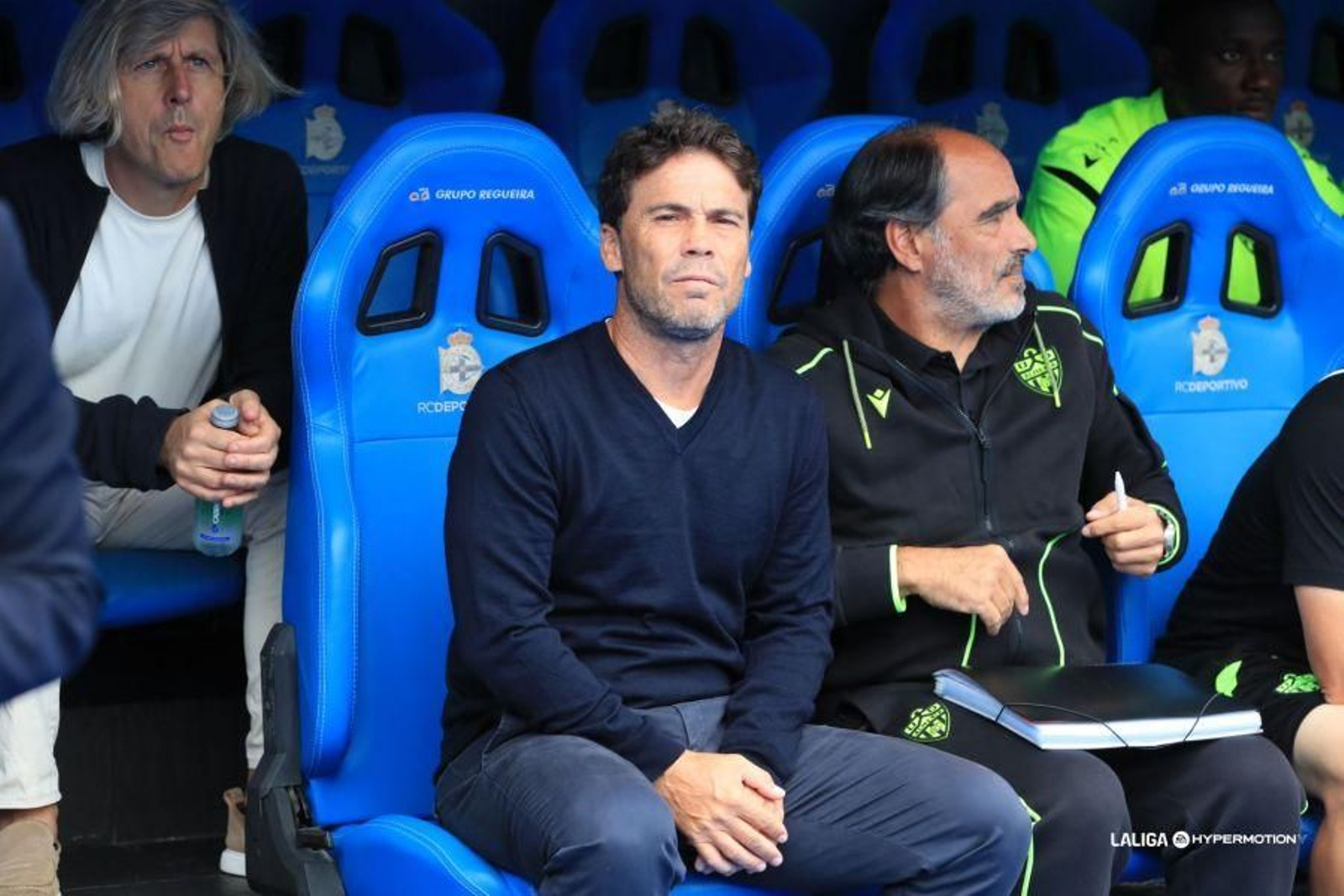 Rubi sentado en su banquillo antes del comienzo del encuentro frente al Deportivo disputado en Riazor.