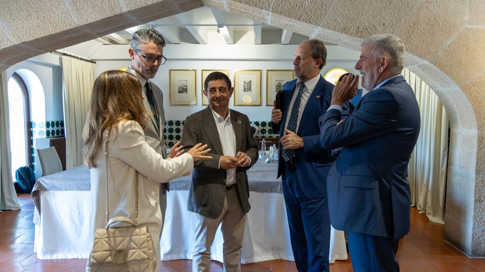 Invitados tras el análisis del foro de agua en el Parador de Jaén. Invitados tras el análisis del foro de agua en el Parador de Jaén.