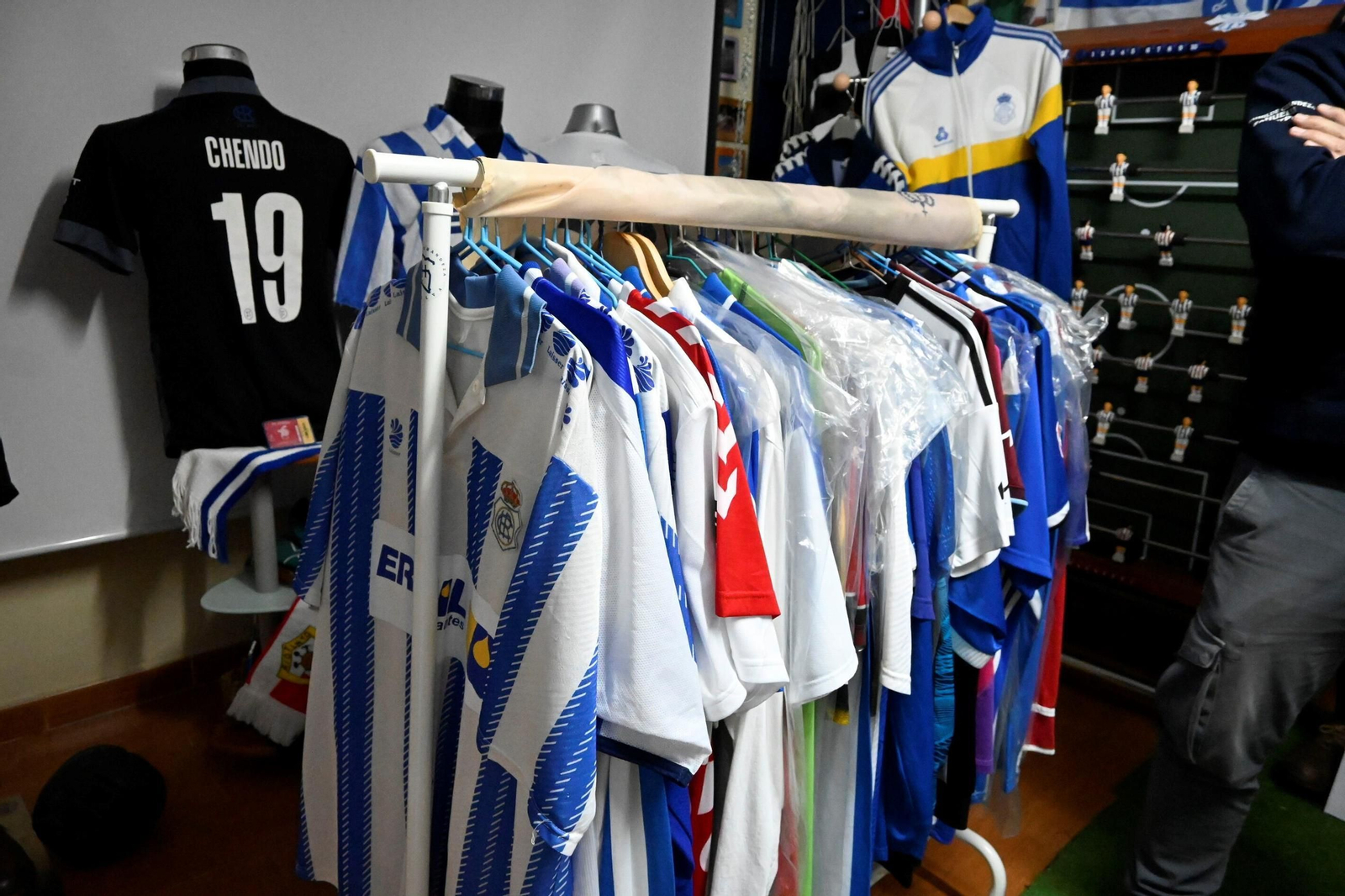 La colección de camisetas del Recreativo de Huelva de Edu Calero, en imágenes