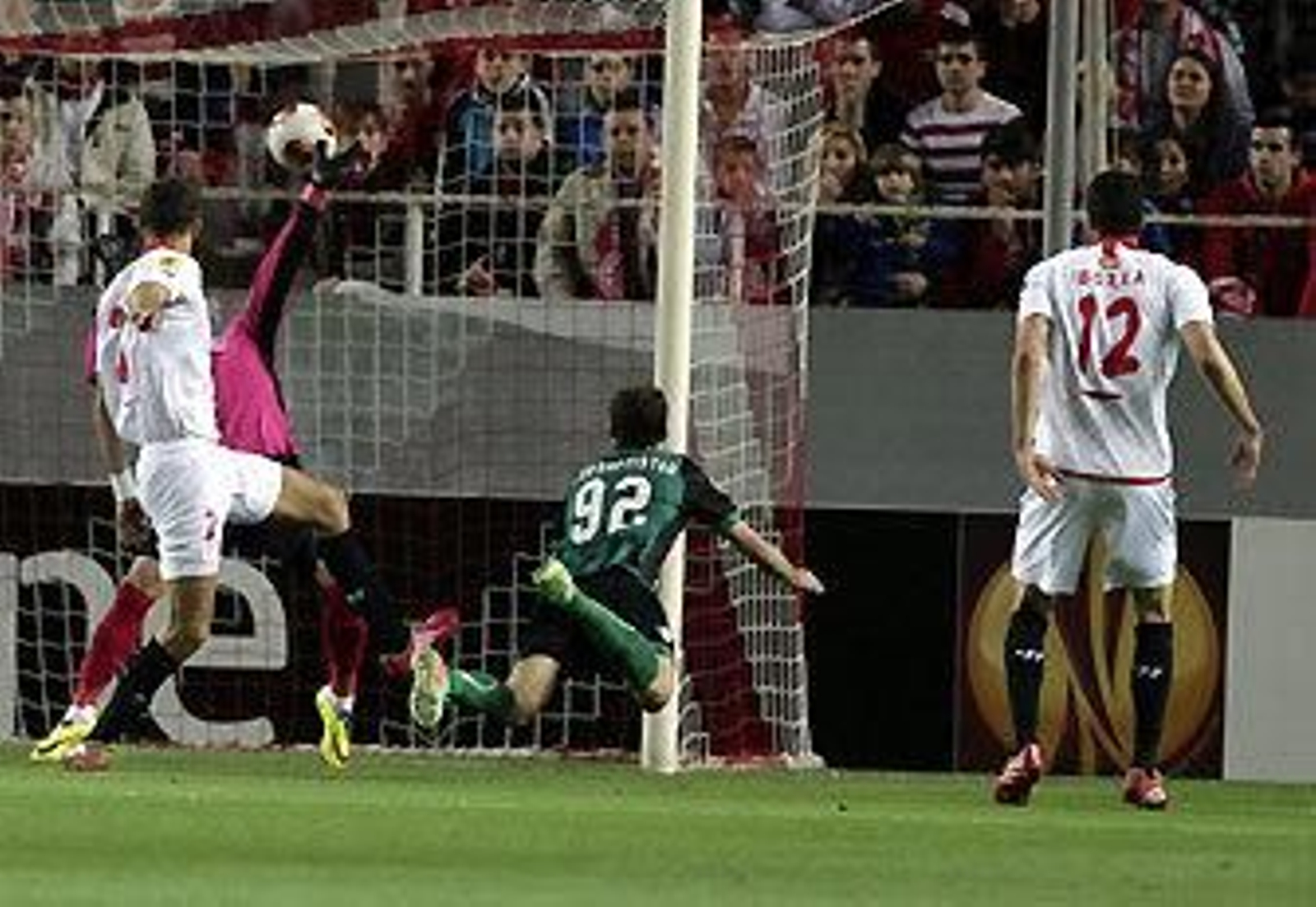 El mando europeo lo tiene el Betis (0-2)