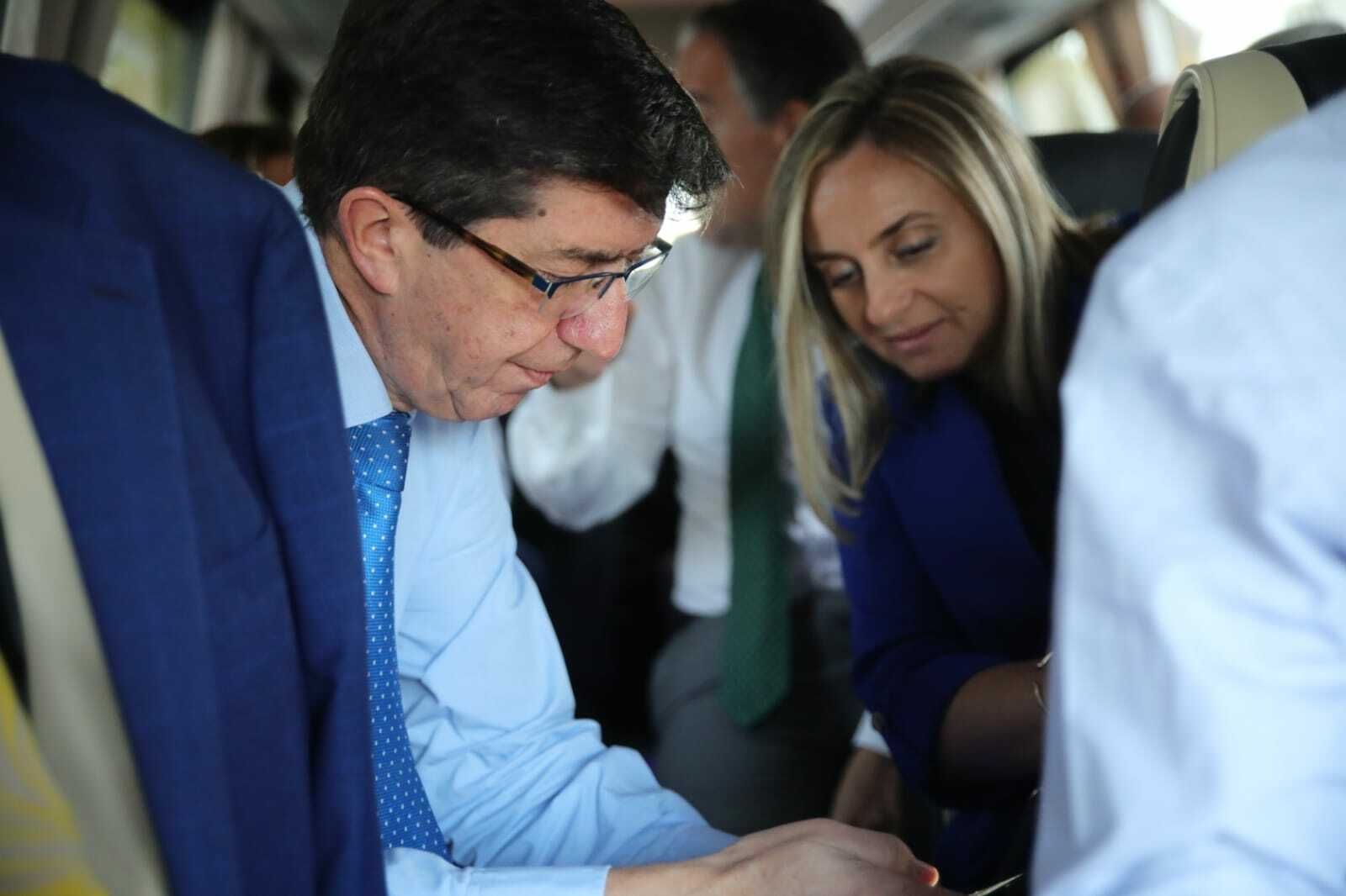 El Gobierno andaluz, en el autobús.