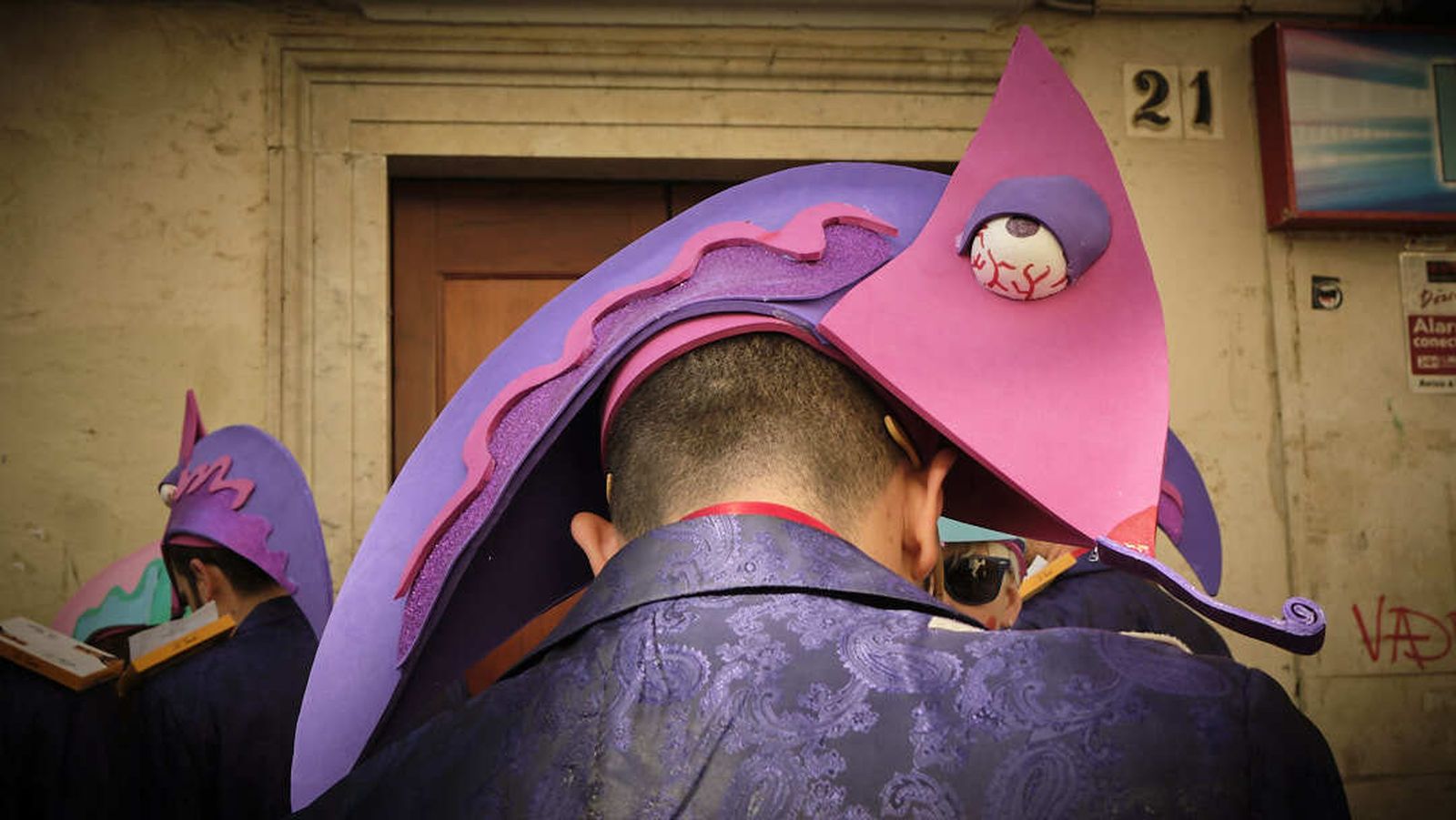 Un chirigotero con gorro de camaleón.