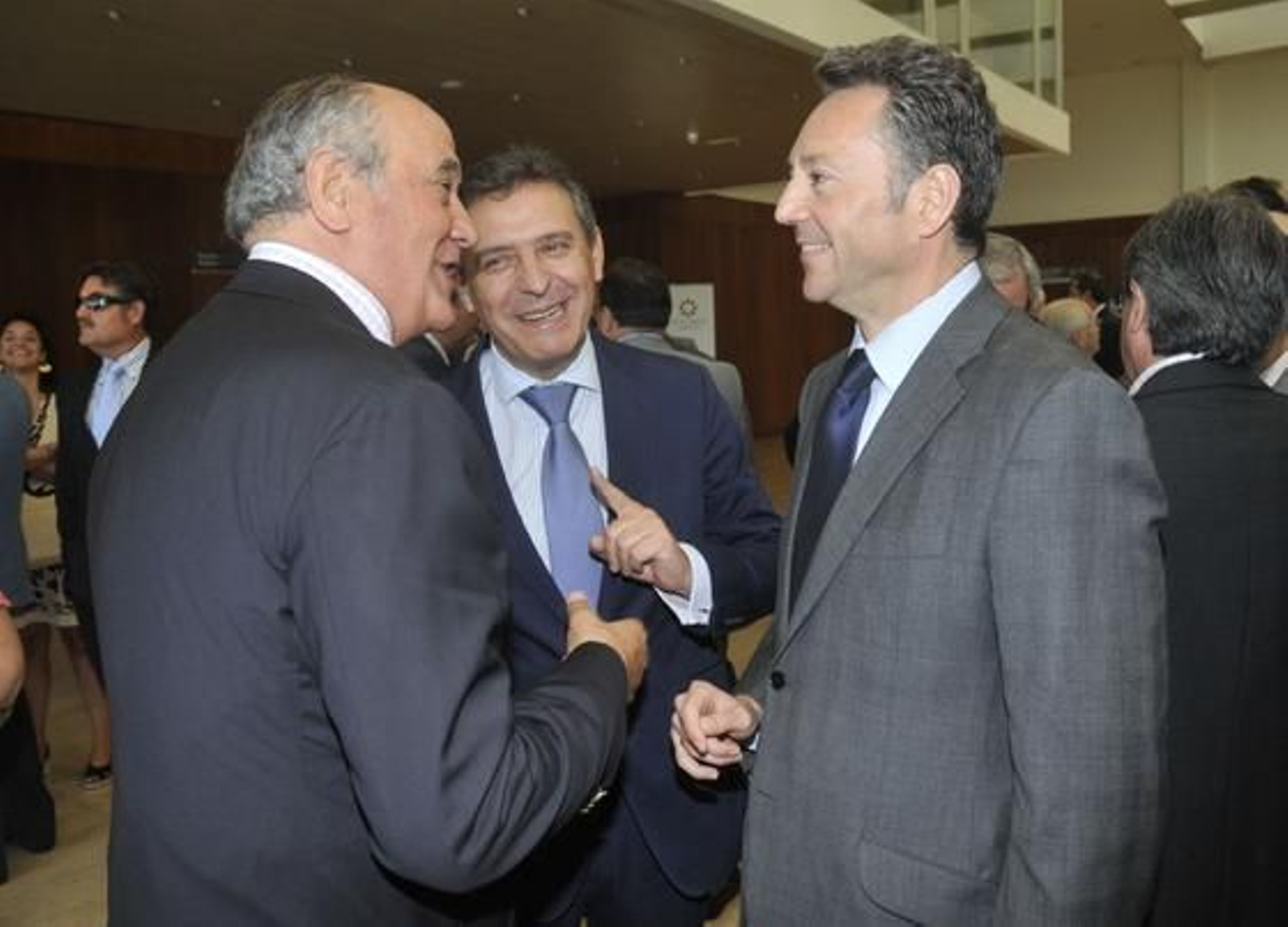 Ramón Valencia, de la Empresa Pagés, con Francisco Arteaga, de Sevillana-Endesa, y José Joly.

Foto: J.C.Vázquez/V.Hidalgo/M.Gómez