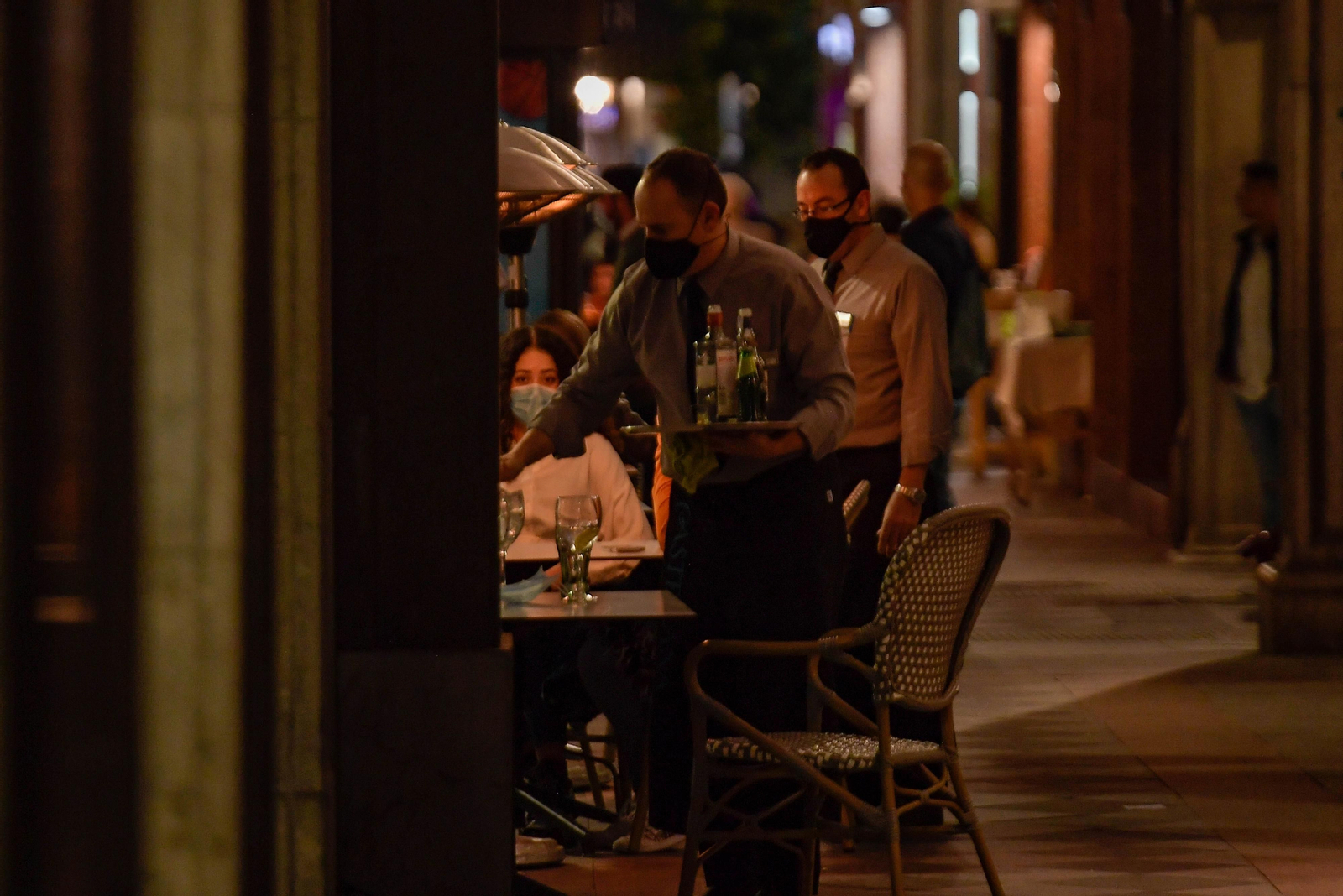 Fotos de los bares de Granada cerrando a las 22:00 horas