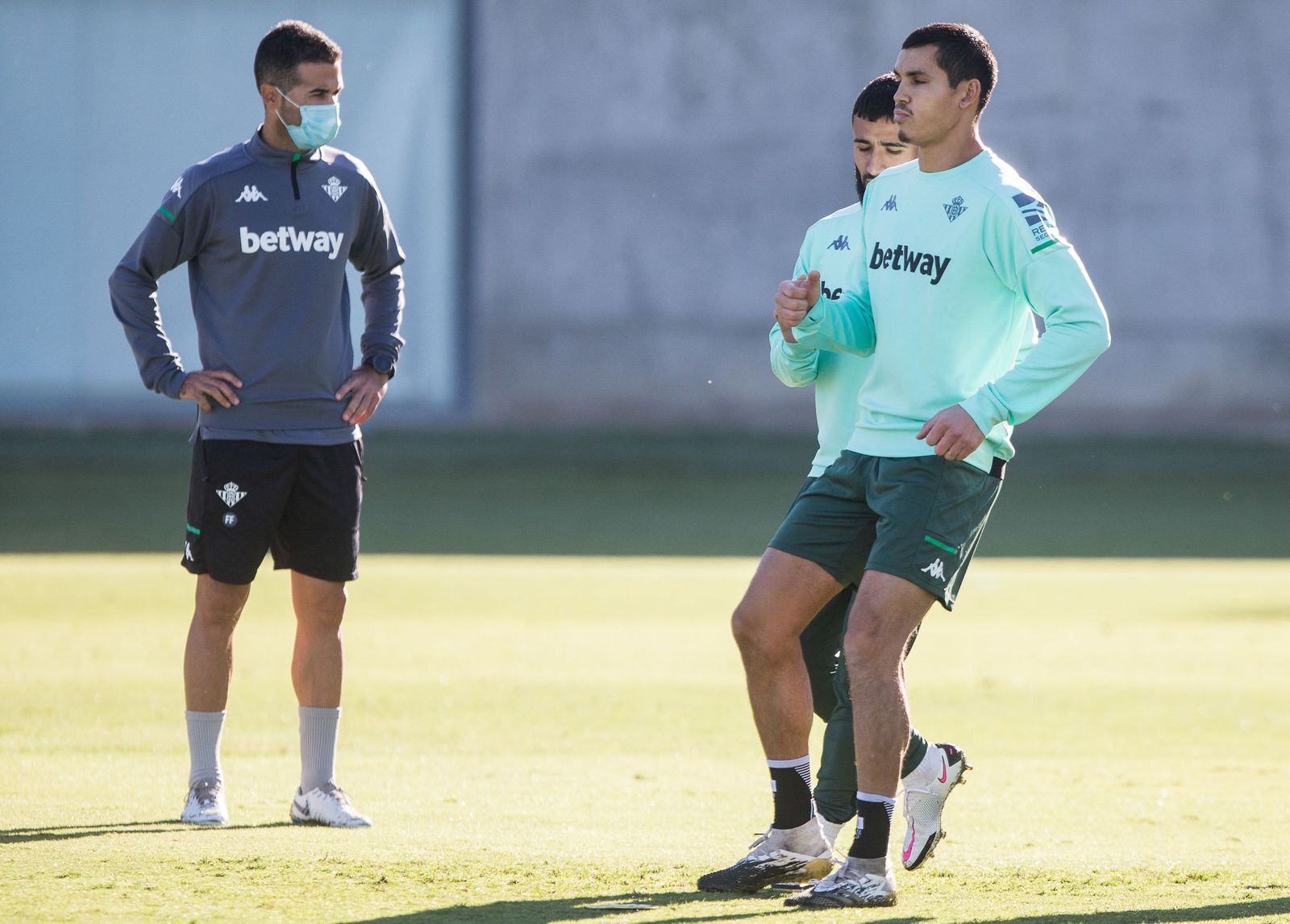 Aissa Mandi, junto a Fekir, en un entrenamiento antes de dar positivo.