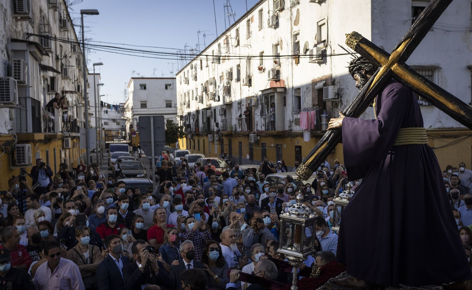 El Señor del Gran Poder por el barrio de Los Pajaritos, en imágenes.