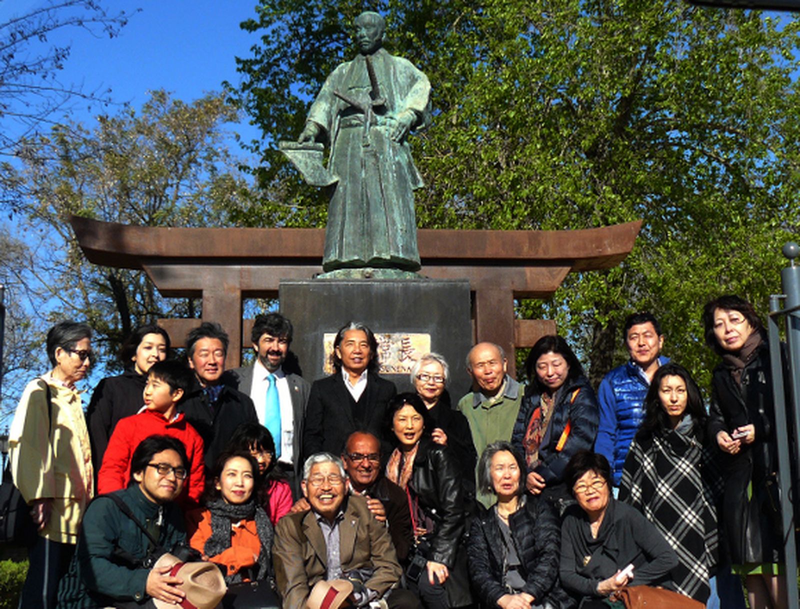El diseñador nipón Kenzo Takada planta un cerezo en Coria del Río