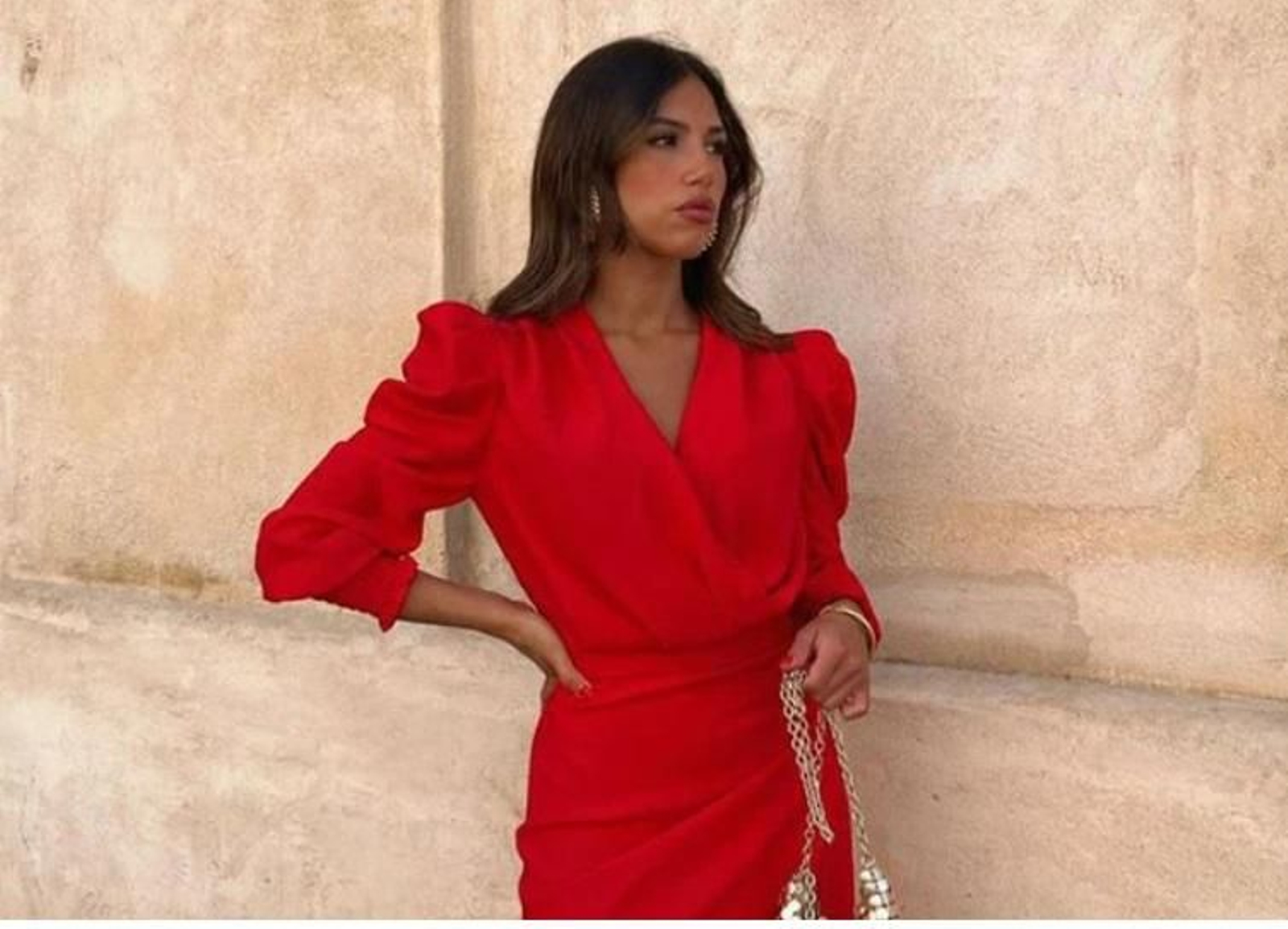 Un vestido rojo tiene el poder de subir de nivel un look de Navidad.