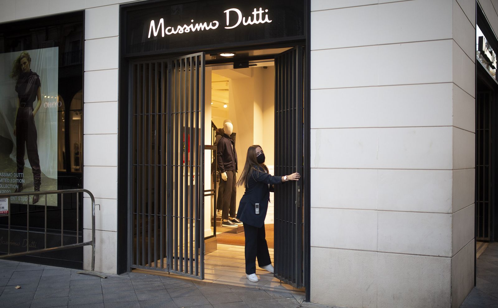 El cierre de los comercios y la hostelería se adelantan en Sevilla