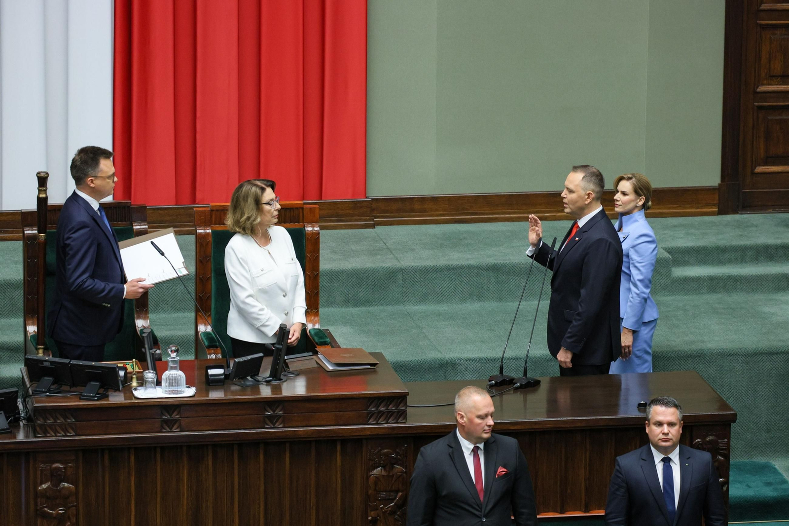 Karol Nawrocki realiza su juramento como presidente en la Asamblea Nacional.