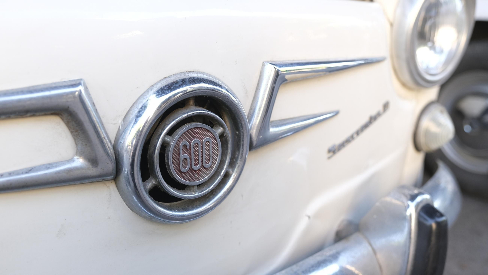 La exposición de Seat 600 y Mini Cooper en la Feria de Almería, en imágenes