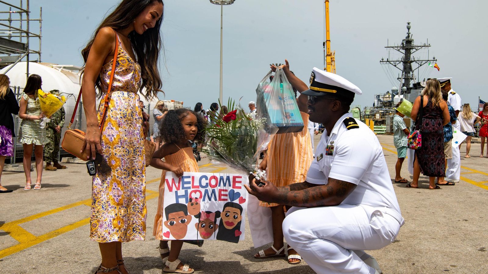 Un emotivo momento de la llegada de los tripulantes del buque.