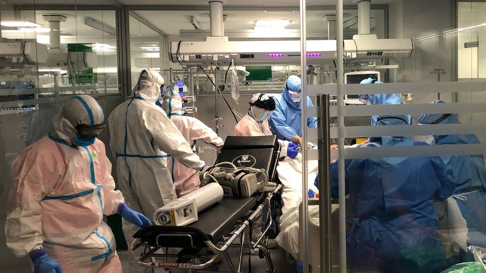 El primer ingreso en la UCI del Hospital de Emergencia Covid-19.