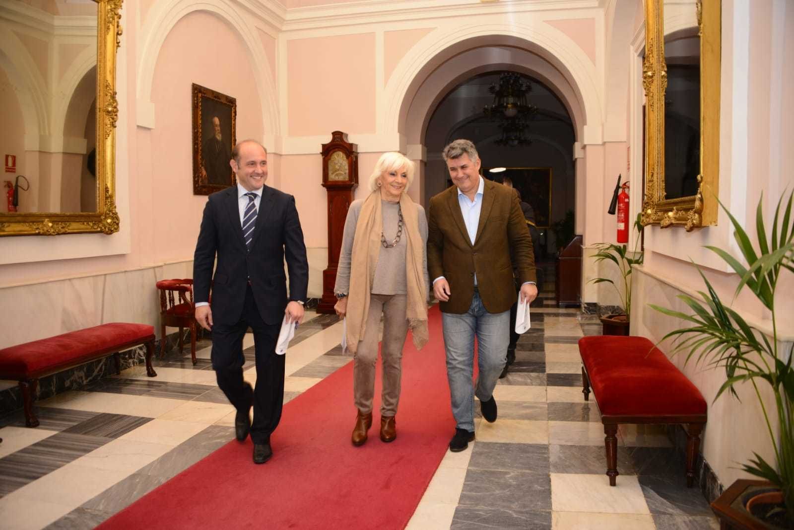Juancho Ortiz, Teófila Martínez e Ignacio Romaní, esta mañana, en el Ayuntamiento.