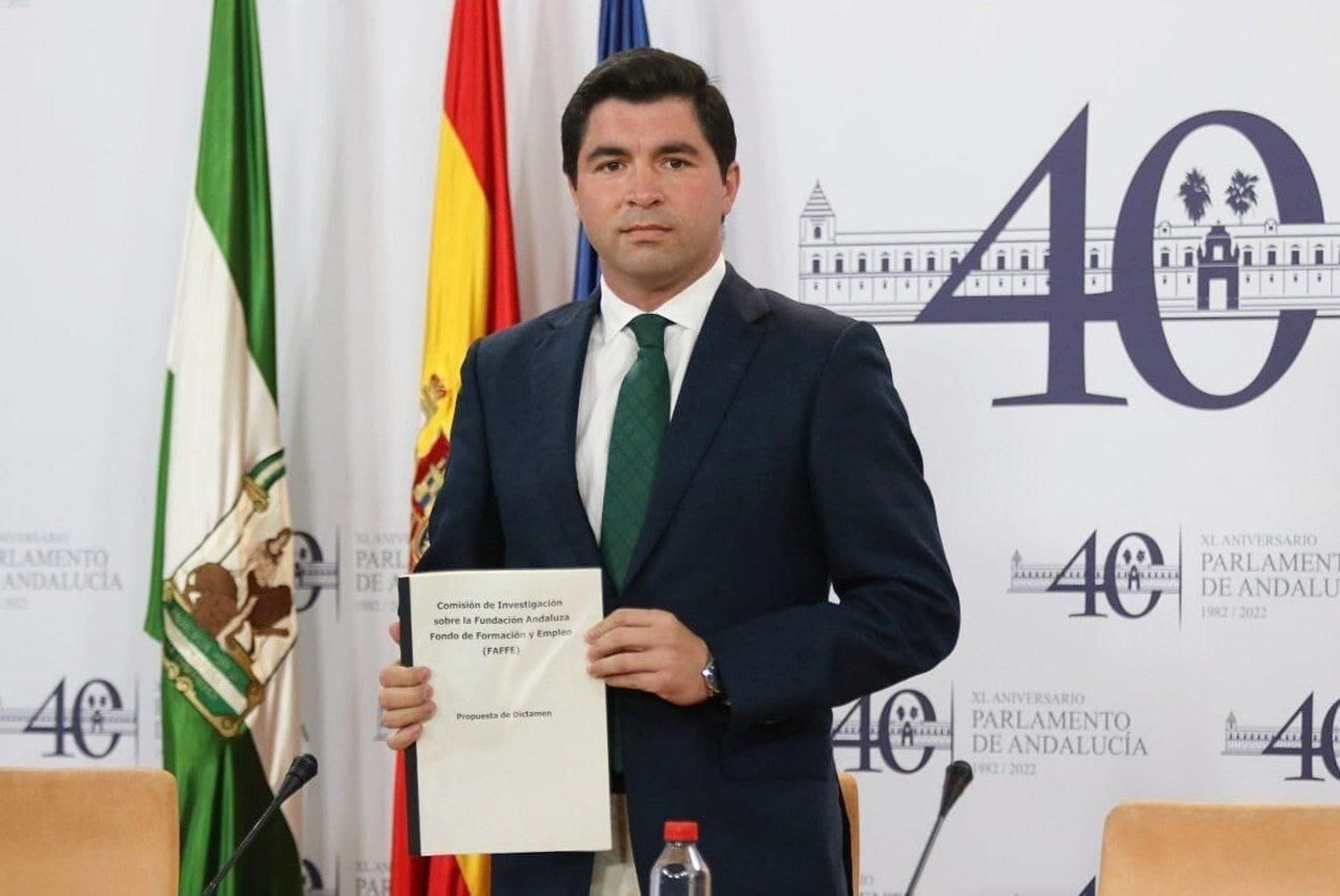 El presidente de la comisión de investigación, Enrique Moreno (Cs), con la propuesta del dictamen.