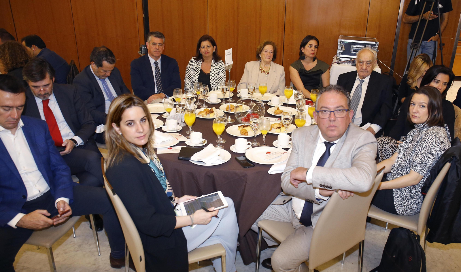 Las imágenes del foro joly con Elías Bendodo