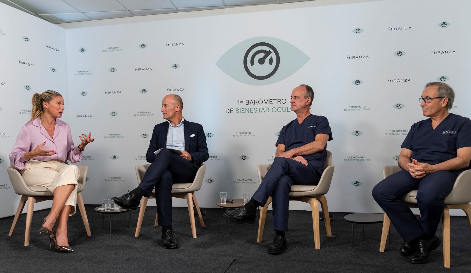 Anne Igartiburu acompañó a Ramón Berra, director general de Miranza, y a los doctores Javier Mendicute (en el centro de la imagen) y Carlos Mateo (a la derecha), en la reciente presentación del Primer Barómetro de Bienestar Ocular
