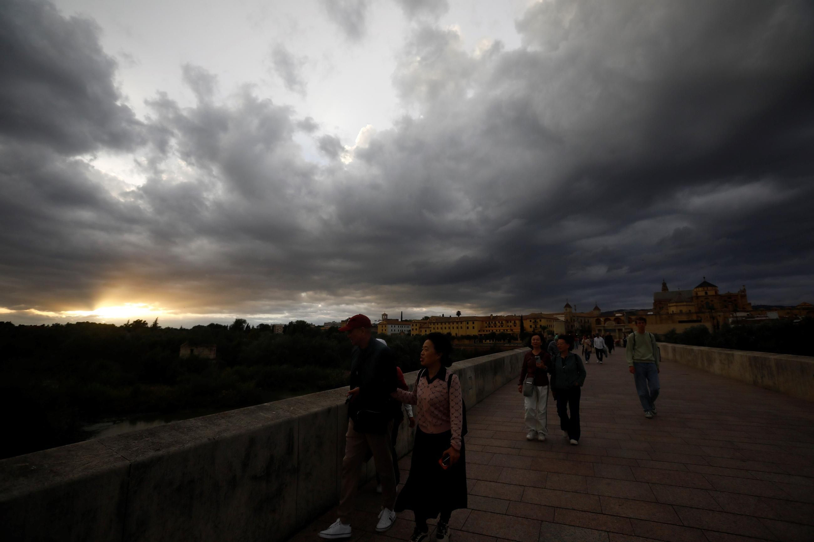 Una nubosa tarde de otoño en Córdoba, en imágenes