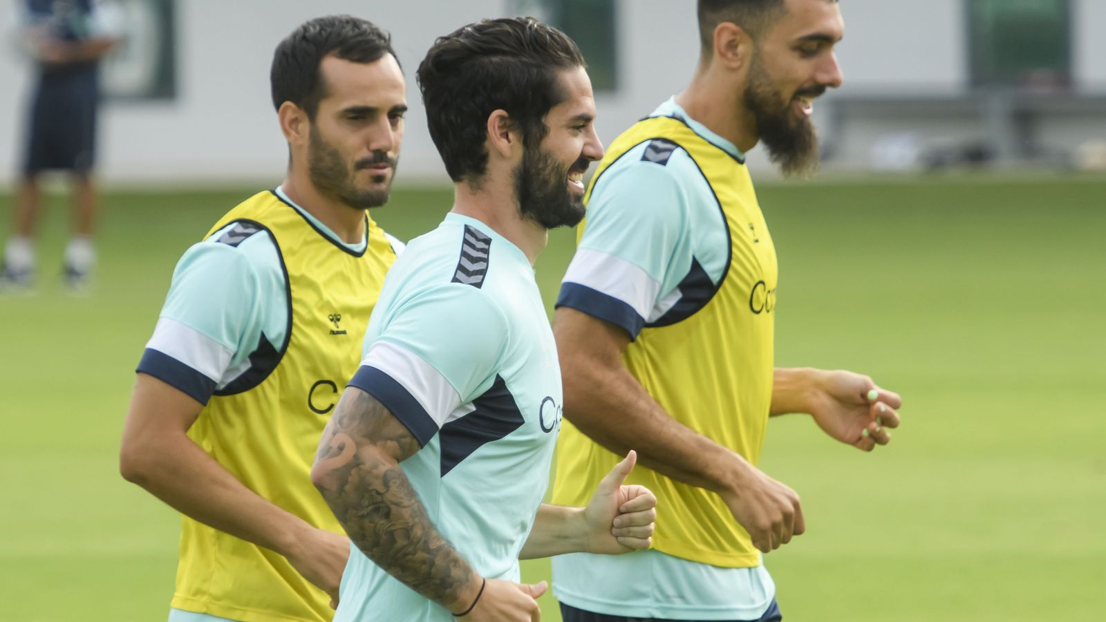 Juanmi y Borja Iglesias, fichados en 2019, corren junto a Isco en un reciente entrenamiento.