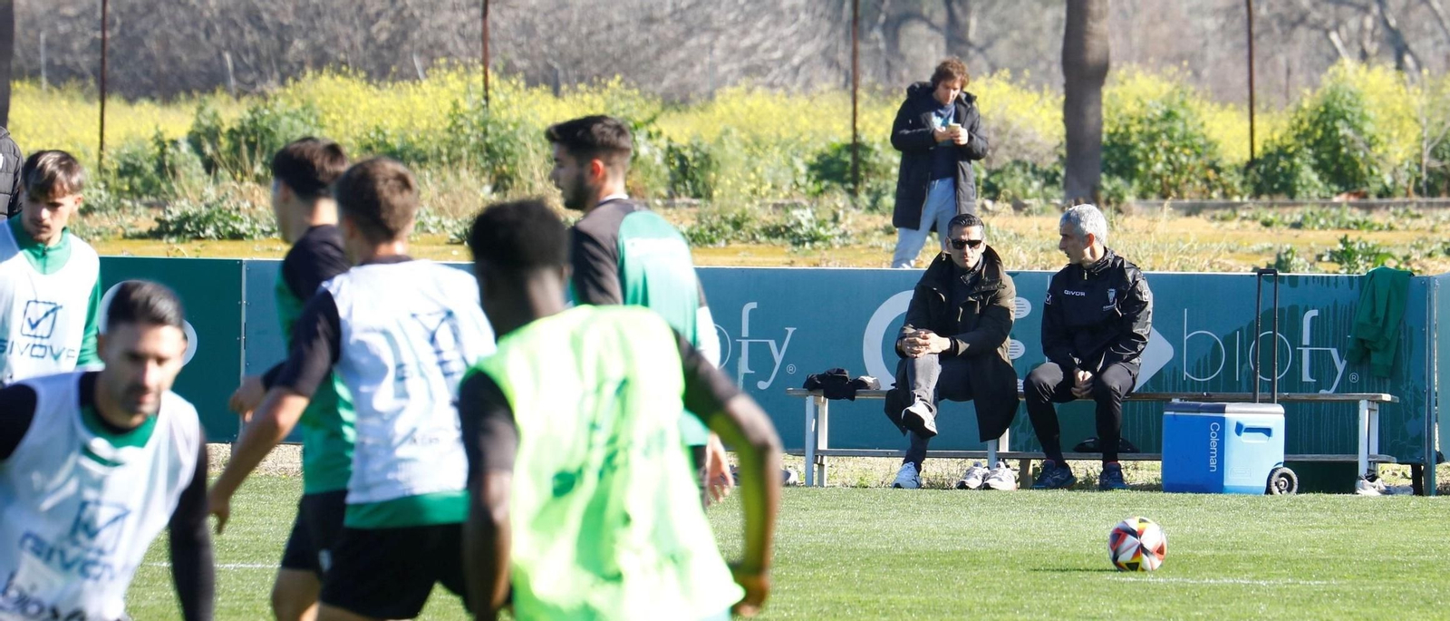 Juanito sigue atento un entrenamiento en la Ciudad Deportiva. Juanito sigue atento un entrenamiento en la Ciudad Deportiva.