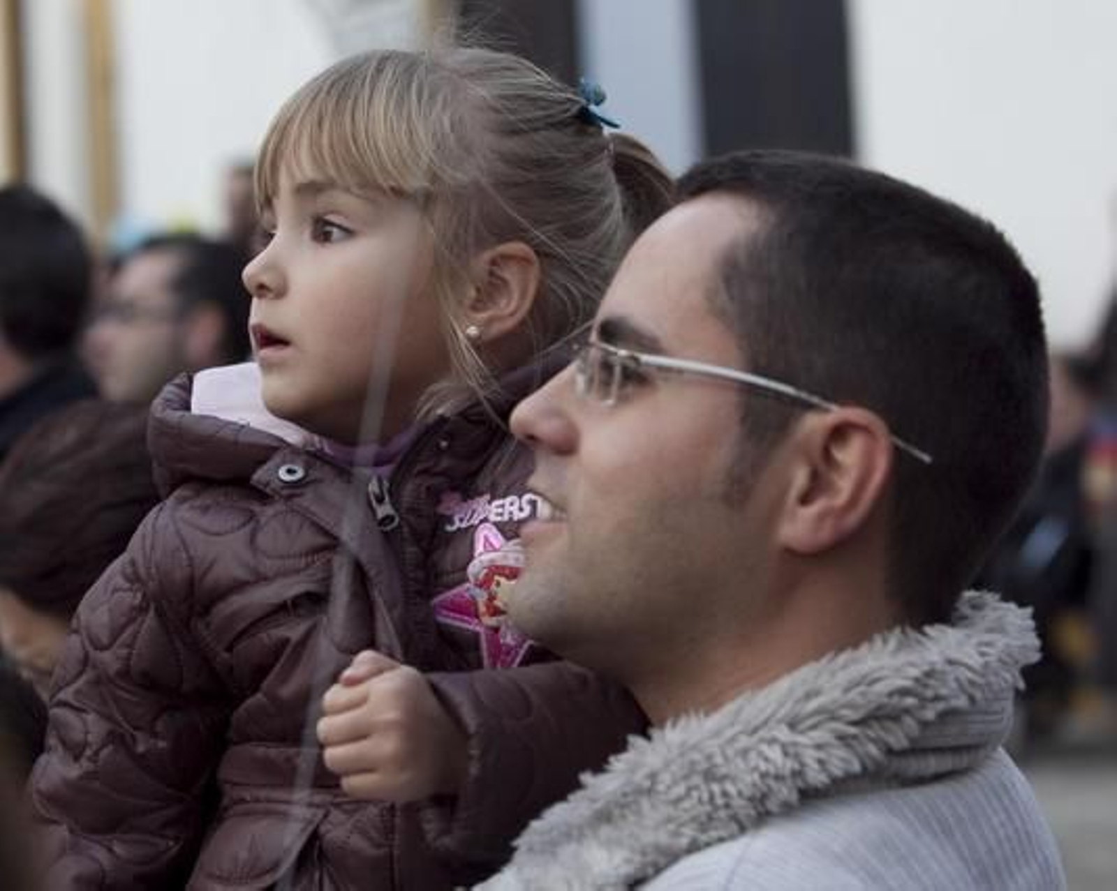 Una niña observa sin pestañear el cortejo real.

Foto: Jaime Martínez