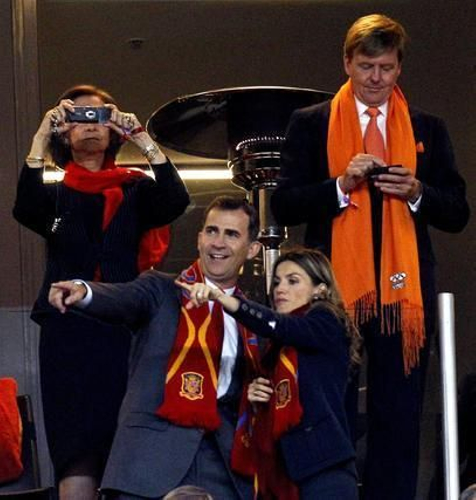 La representación real española, con el príncipe Felipe, la princesa Leticia y la Renia, en el palco. / EFE