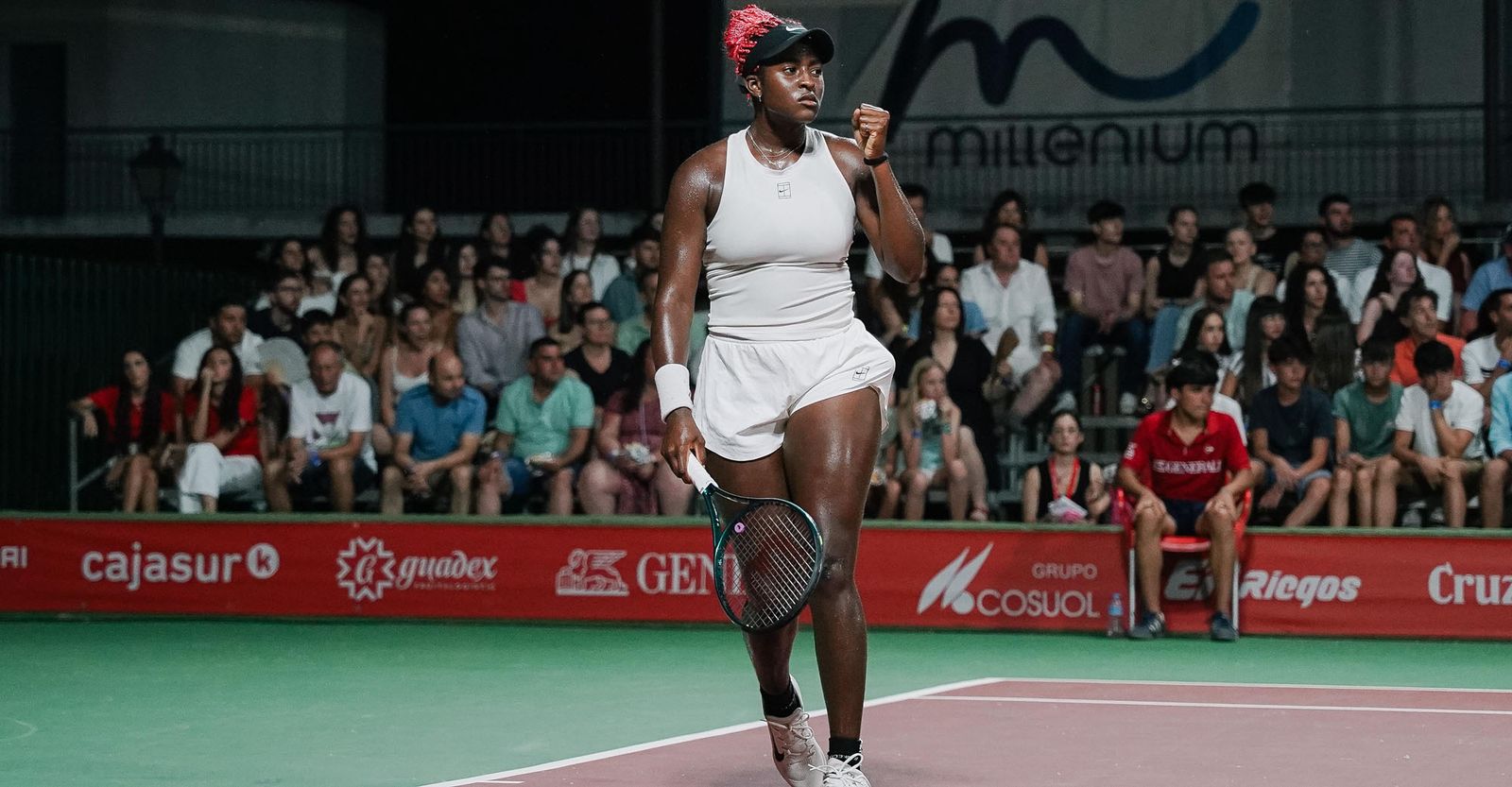Clervie Ngounoue celebra un punto durante el partido.