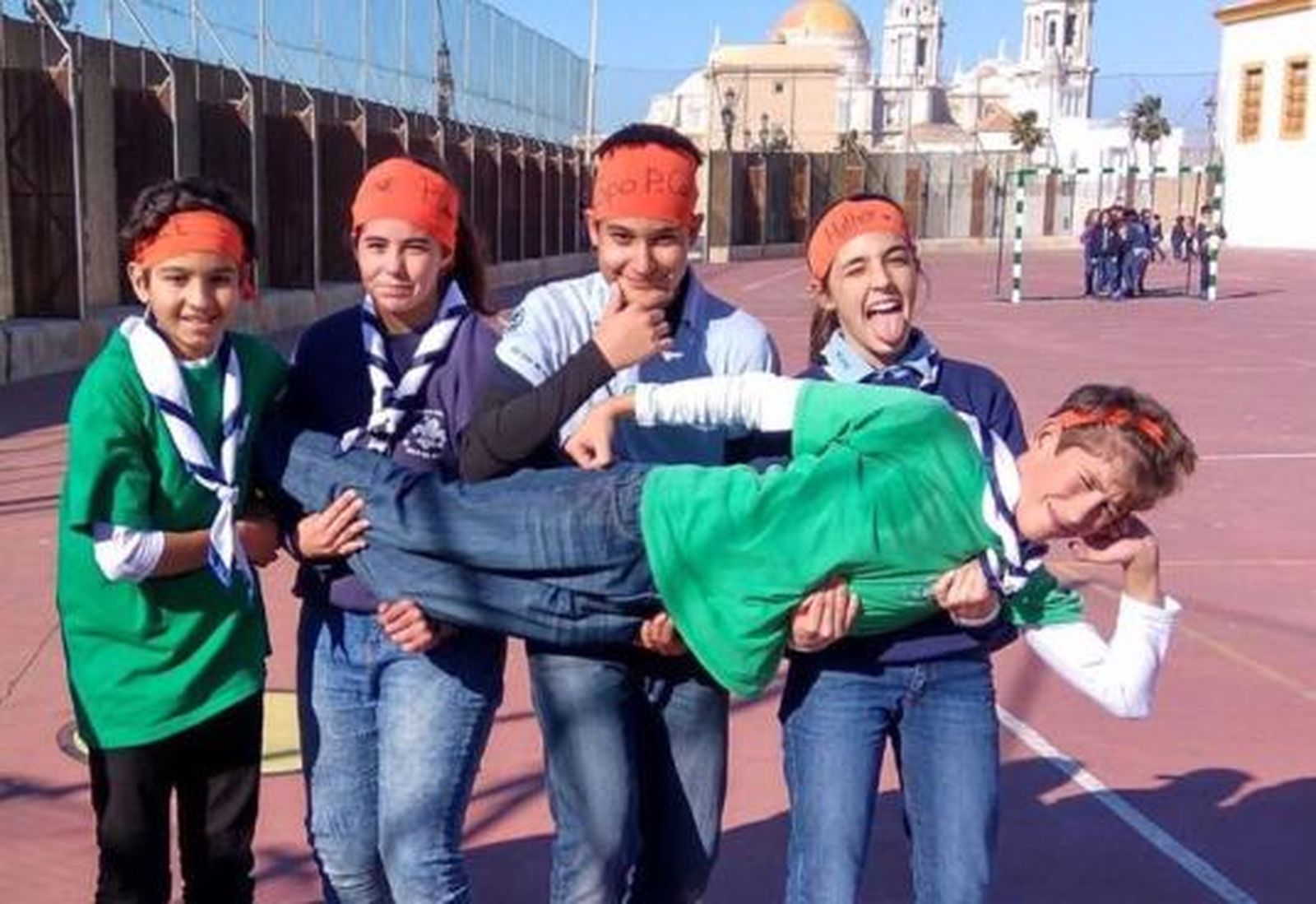 Varios scouts de Cruz del Sur durante una actividad realizada en su base.