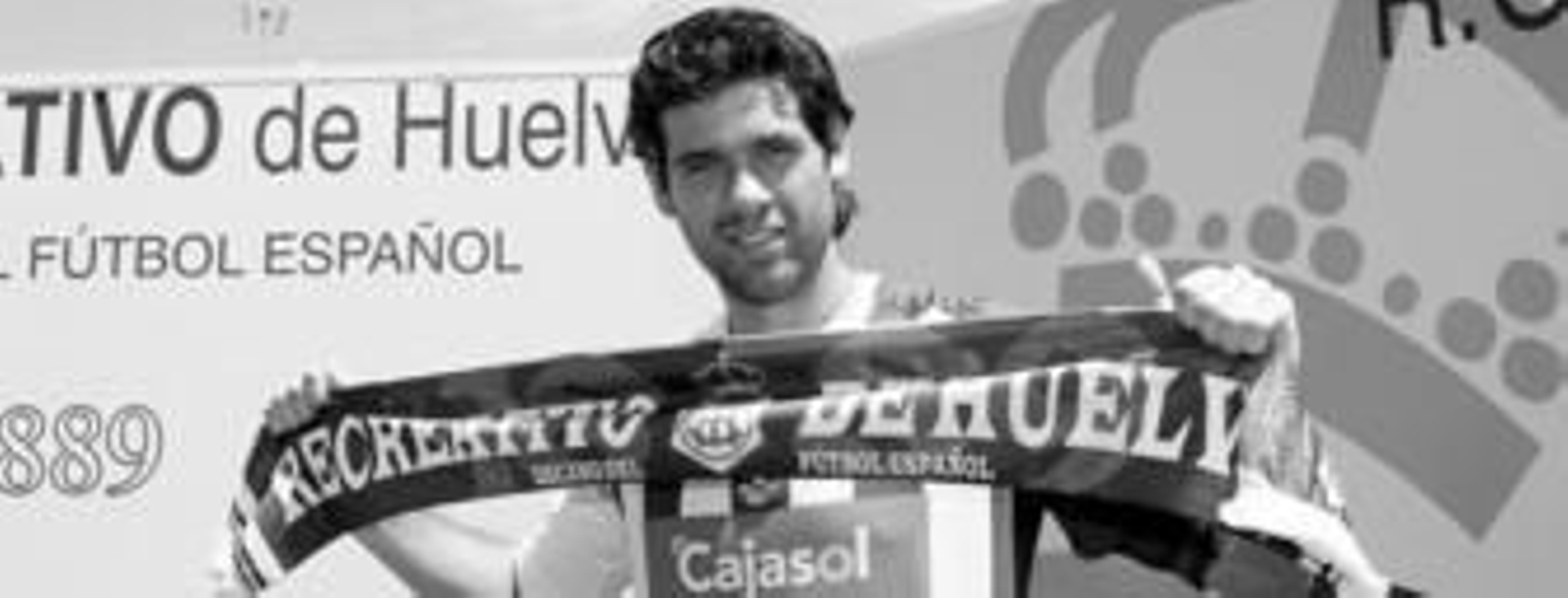 César Arzo posa con una bufanda recreativista y con la camiseta que ya defendió hace dos temporadas, cuando militó en el Recreativo a las órdenes de Marcelino García Toral.