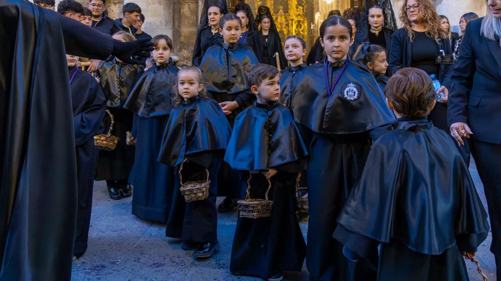 Luto y duelo en la noche del Viernes Santo, en imágenes