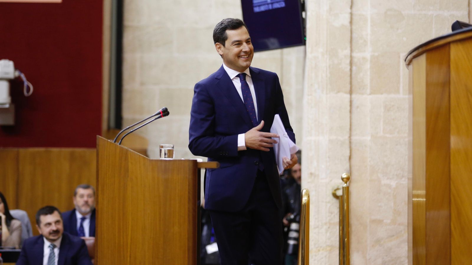 Juanma Moreno se dirige al atril para hablar en la sesión de investidura