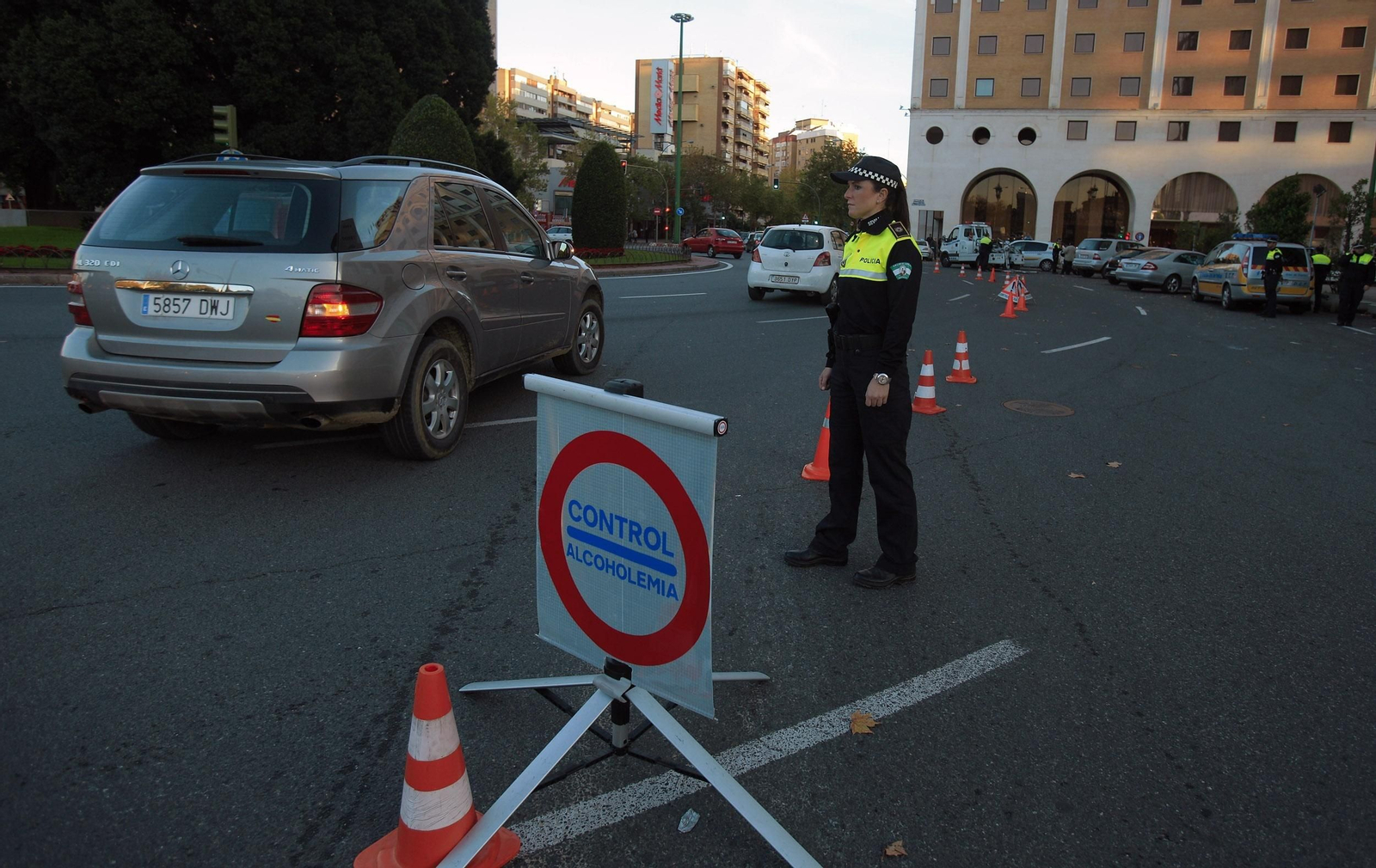Un agente de Policía Local durante un control de alcohol y drogas.
