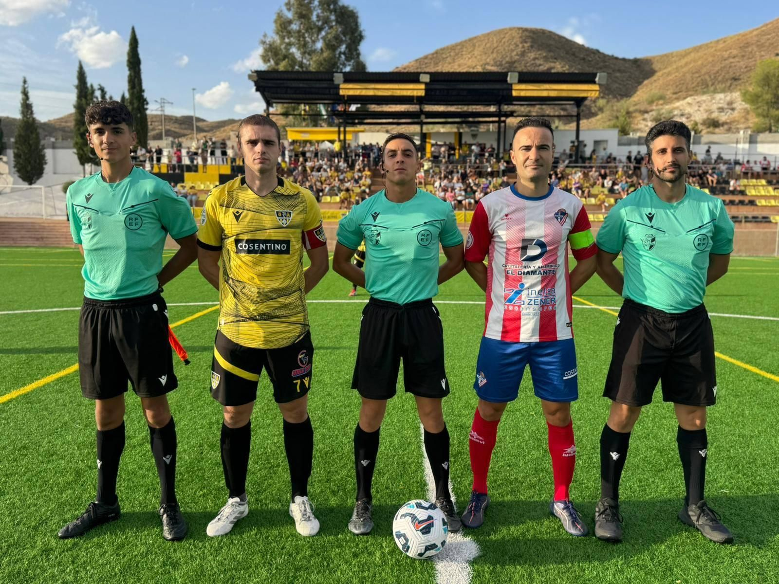 Los capitanes del Cantoria y del Poli Almería posan con el trío arbitral antes del comienzo del derbi almeriense.