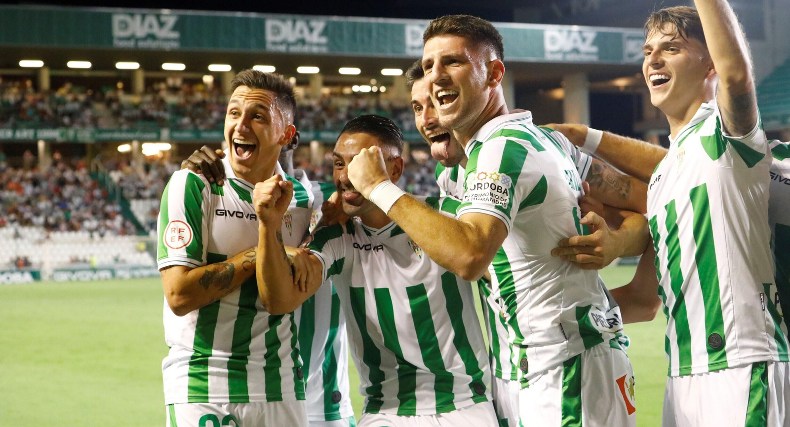 Los jugadores del Córdoba CF celebran el gol de Toril al Recreativo Granada.
