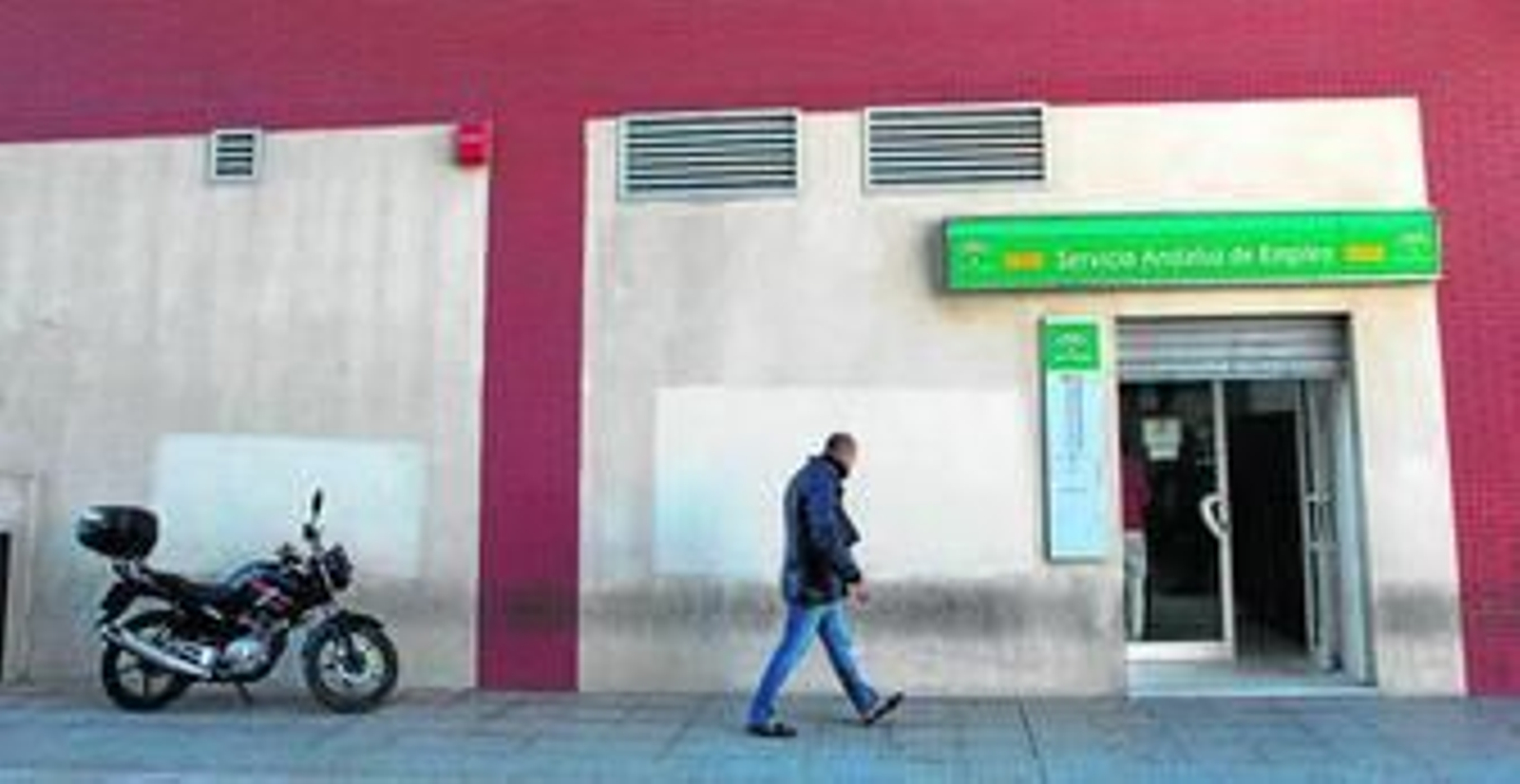 Un hombre, a punto de entrar en la oficina del SAE de Algeciras, en una imagen tomada hace pocos días. Un hombre, a punto de entrar en la oficina del SAE de Algeciras, en una imagen tomada hace pocos días.