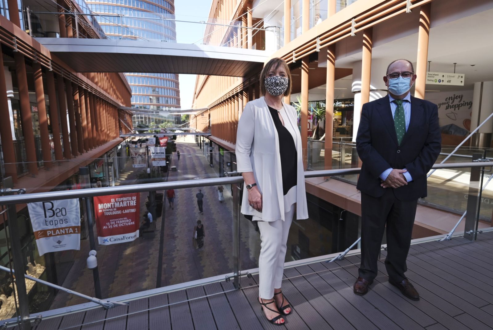 La directora territorial de CaixaBank en Andalucía Occidental y Extremadura, Mª Jesús Catalá, y el presidente de Aprocom, Tomás González, en el centro Torre Sevilla.