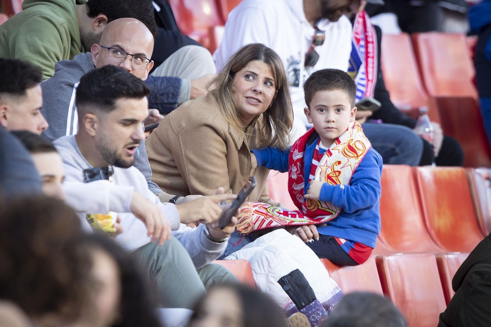 Encuéntrate en el recibimiento al Granada y en la grada de Los Cármenes