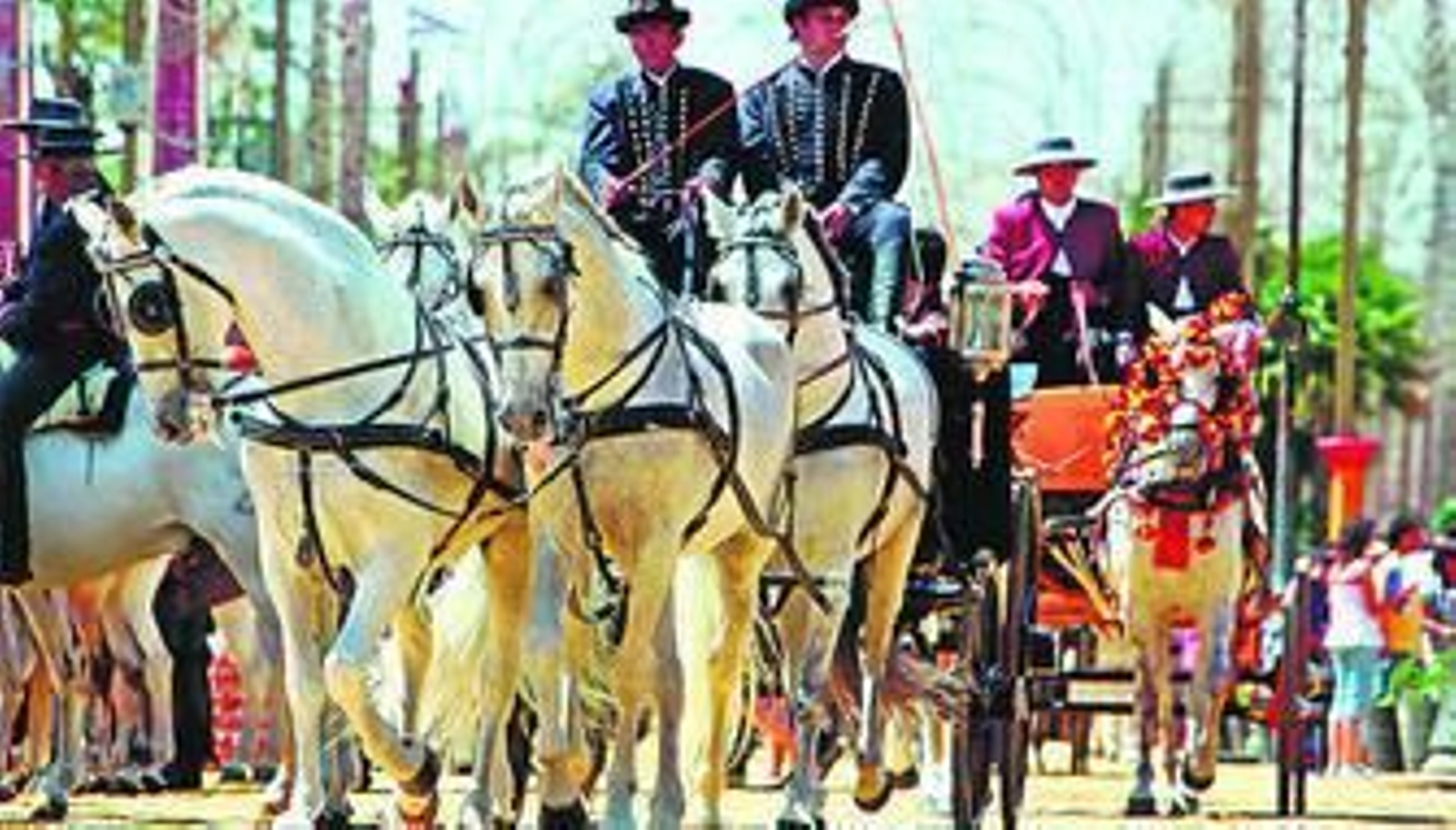 Almería recupera el tradicional paseo de caballos, típico en otras ferias como la de Sevilla o la de Jeréz.