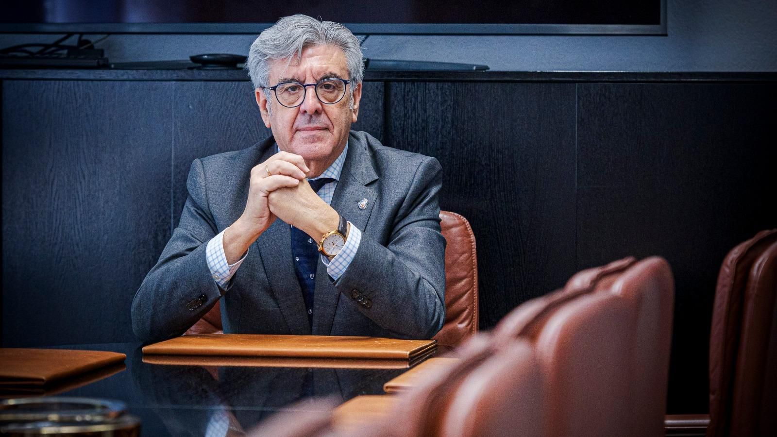 El decano José Adolfo Baturone.