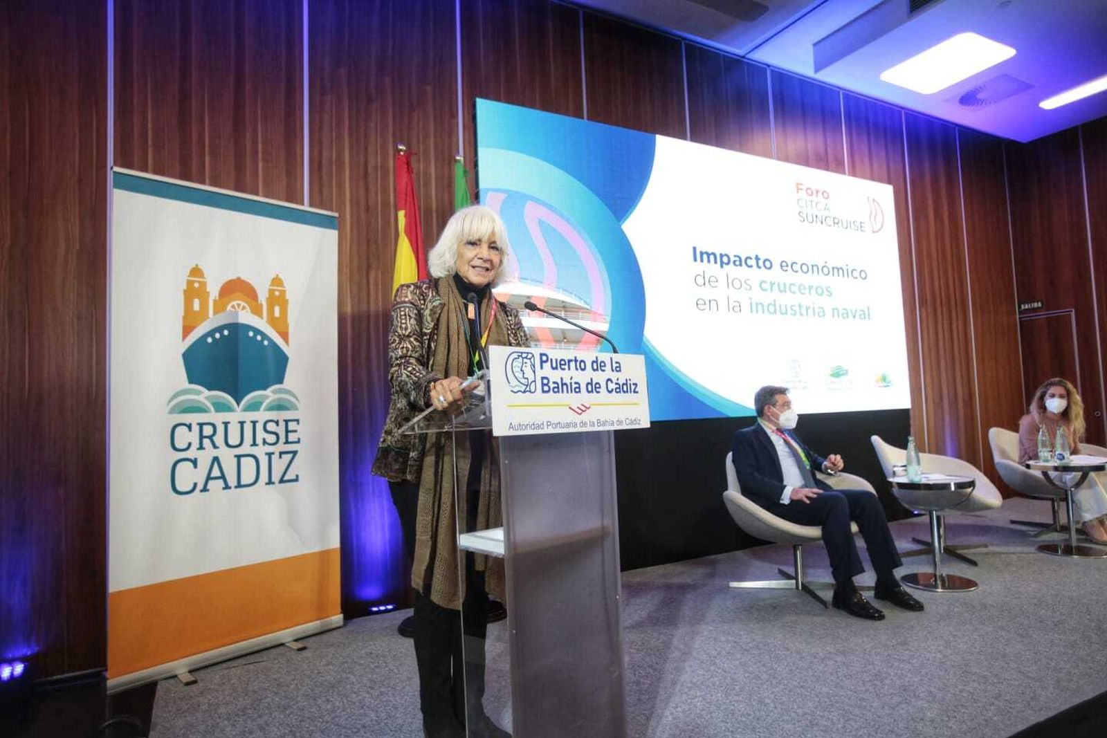 Teófila Martínez, durante la presentación de la jornada, en presencia de Carmona y de Ana Mestre.