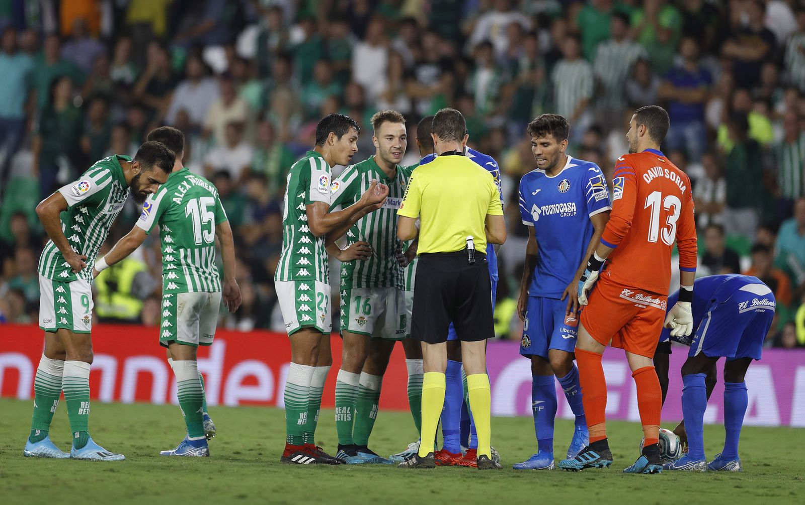 Loren dialoga con González González tras su expulsión.